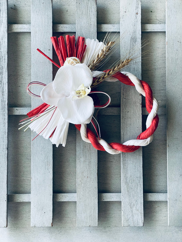 紅白のしめ縄と胡蝶蘭　お正月　正月飾り　しめ縄　お正月飾り　お飾り　しめ飾り　しめ縄　しめなわ　注連縄 4枚目の画像