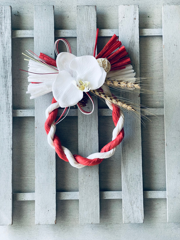 紅白のしめ縄と胡蝶蘭　お正月　正月飾り　しめ縄　お正月飾り　お飾り　しめ飾り　しめ縄　しめなわ　注連縄 5枚目の画像