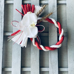 紅白のしめ縄と胡蝶蘭　お正月　正月飾り　しめ縄　お正月飾り　お飾り　しめ飾り　しめ縄　しめなわ　注連縄 6枚目の画像