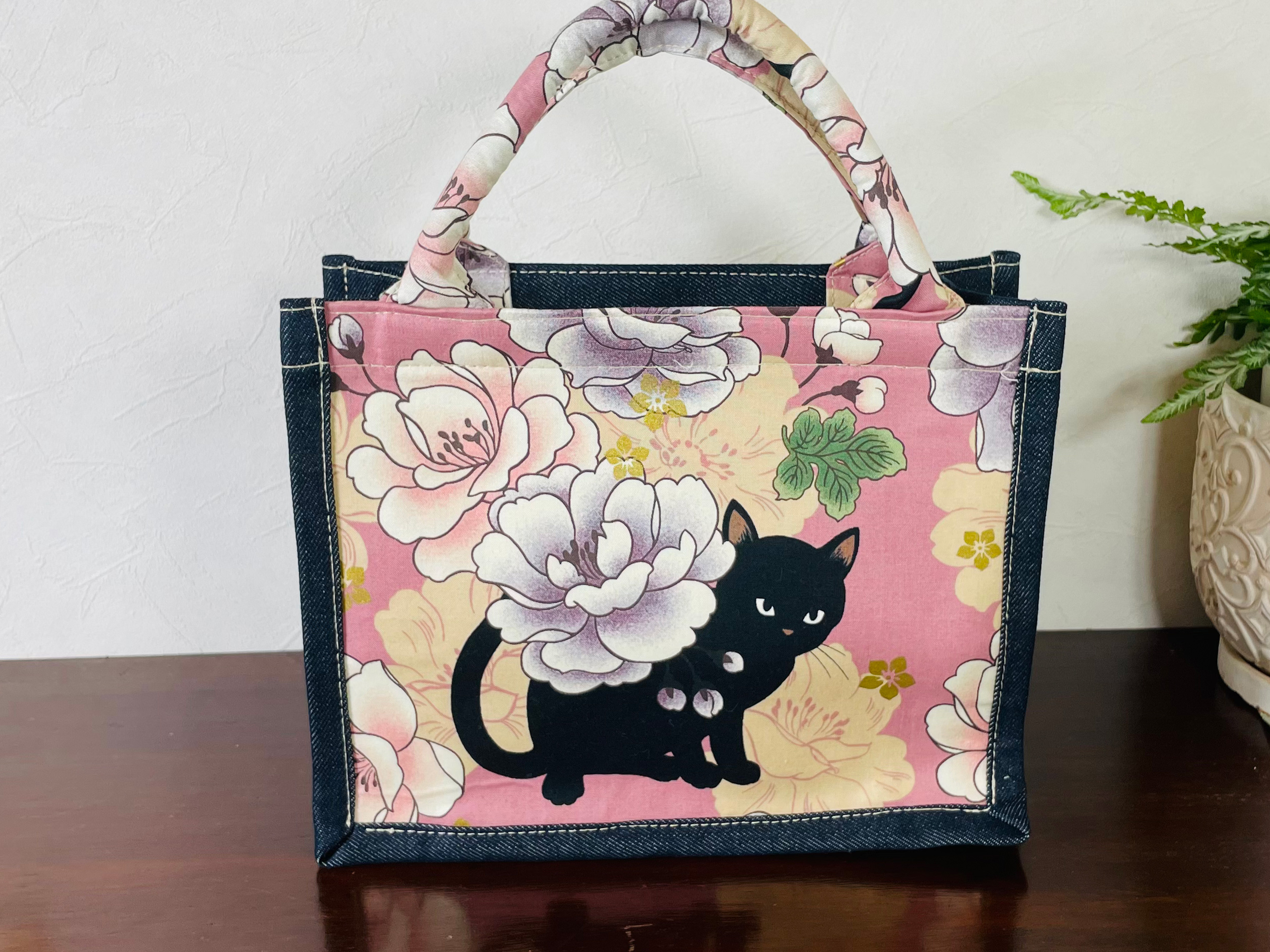 スクエアトートバッグ・スモール【 黒猫 HYAKKA RYORAN（スモークピンク）】