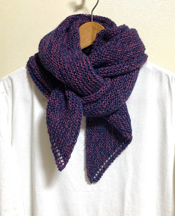 ネイビーとピンクのグラフィックマフラー 癒やしのショールにもなるマフラー ＊ ネイビー・ピンクの引き揃え糸で