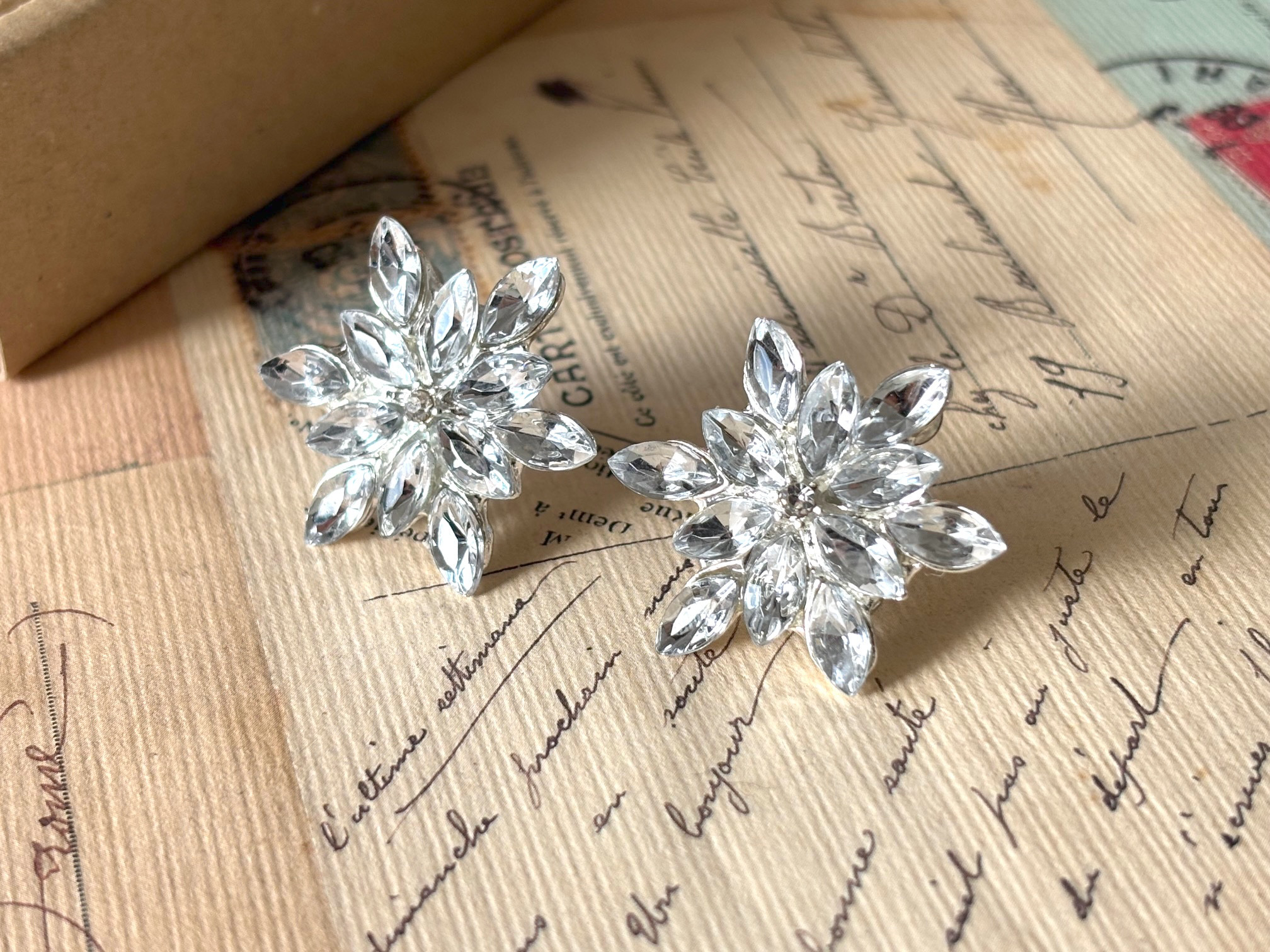 ピアス　ラインストーンの雪の結晶カボション　シルバー　冬　ホワイト　白　透明　スノーフレーク　クリスマス　大きめ　大振り