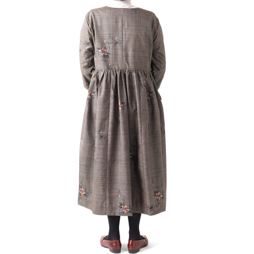 大島紬のゆったりワンピース 茶花 前ボタンで着るのもらくらく 重ね着