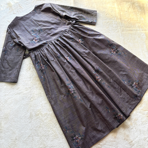 大島紬のゆったりワンピース 茶花 前ボタンで着るのもらくらく 重ね着