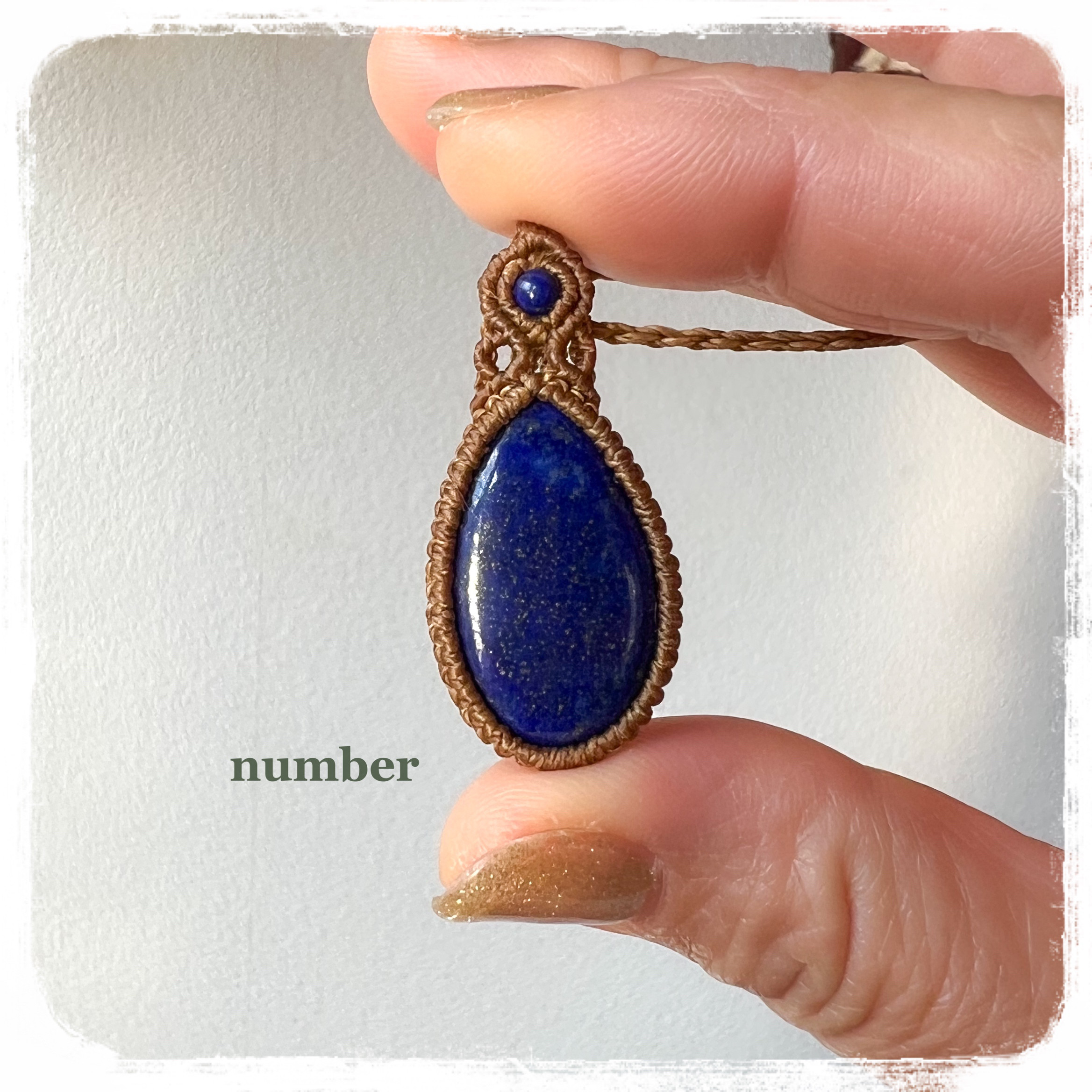 ★青い魔法★ラピスラズリのマクラメネックレス★黄土色★