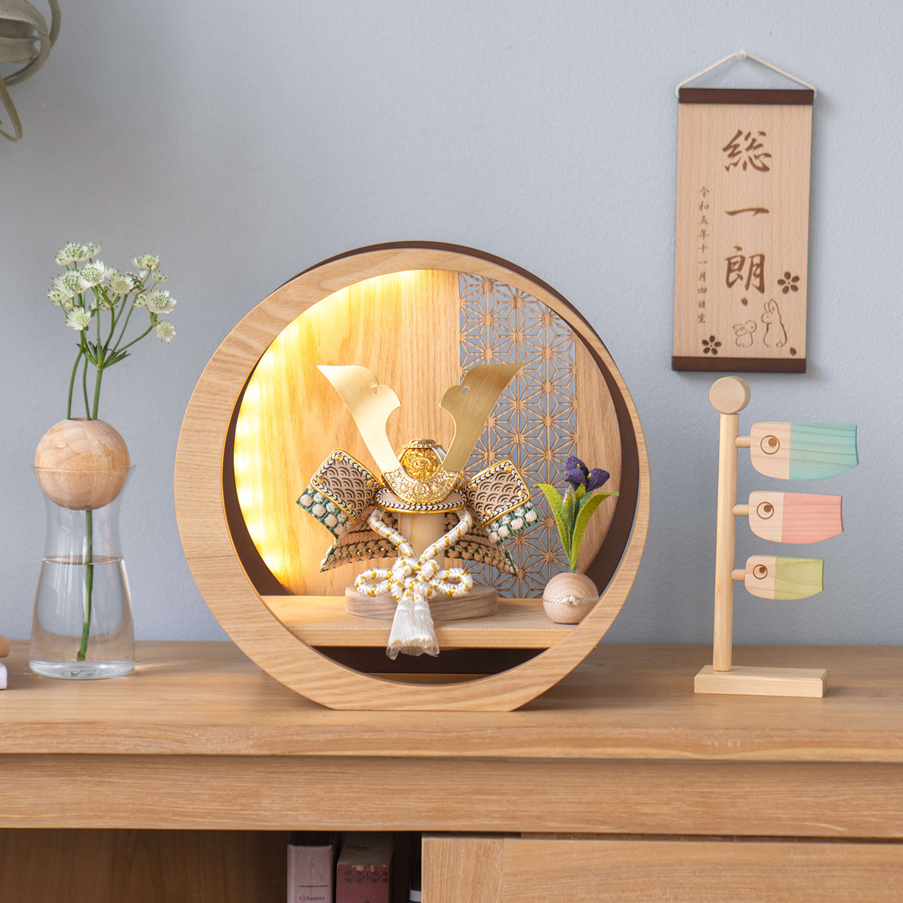 ことのオリジナル兜（5D-0404）（だいち）灯月型飾台　麻の葉｜コンパクトな五月人形｜節句兜