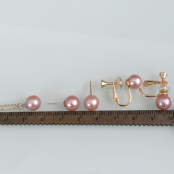 我們最受歡迎的商品：稀有的櫻花粉淡水珍珠項鍊和耳環套裝。非常適合生日或母親節的禮物。 第15張的照片