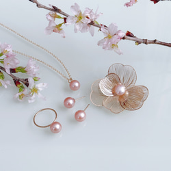 我們最受歡迎的商品：稀有的櫻花粉淡水珍珠項鍊和耳環套裝。非常適合生日或母親節的禮物。 第14張的照片