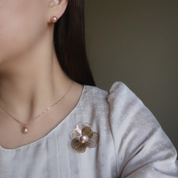 我們最受歡迎的商品：稀有的櫻花粉淡水珍珠項鍊和耳環套裝。非常適合生日或母親節的禮物。 第4張的照片