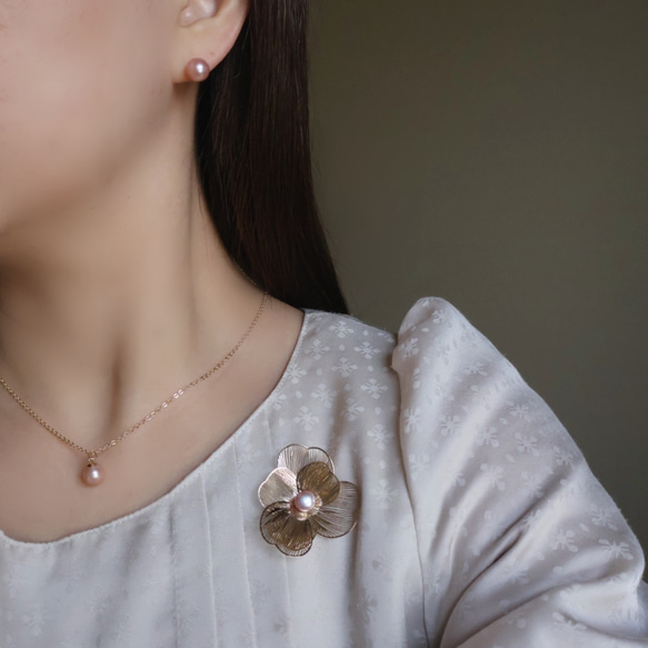 我們最受歡迎的商品：稀有的櫻花粉淡水珍珠項鍊和耳環套裝。非常適合生日或母親節的禮物。 第4張的照片