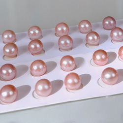 我們最受歡迎的商品：稀有的櫻花粉淡水珍珠項鍊和耳環套裝。非常適合生日或母親節的禮物。 第12張的照片