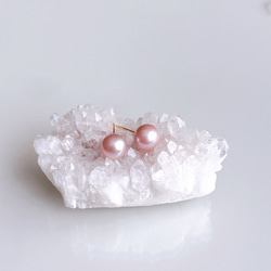 我們最受歡迎的商品：稀有的櫻花粉淡水珍珠項鍊和耳環套裝。非常適合生日或母親節的禮物。 第10張的照片