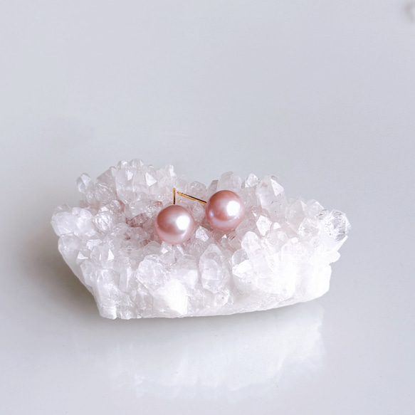 我們最受歡迎的商品：稀有的櫻花粉淡水珍珠項鍊和耳環套裝。非常適合生日或母親節的禮物。 第10張的照片