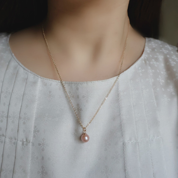 我們最受歡迎的商品：稀有的櫻花粉淡水珍珠項鍊和耳環套裝。非常適合生日或母親節的禮物。 第11張的照片