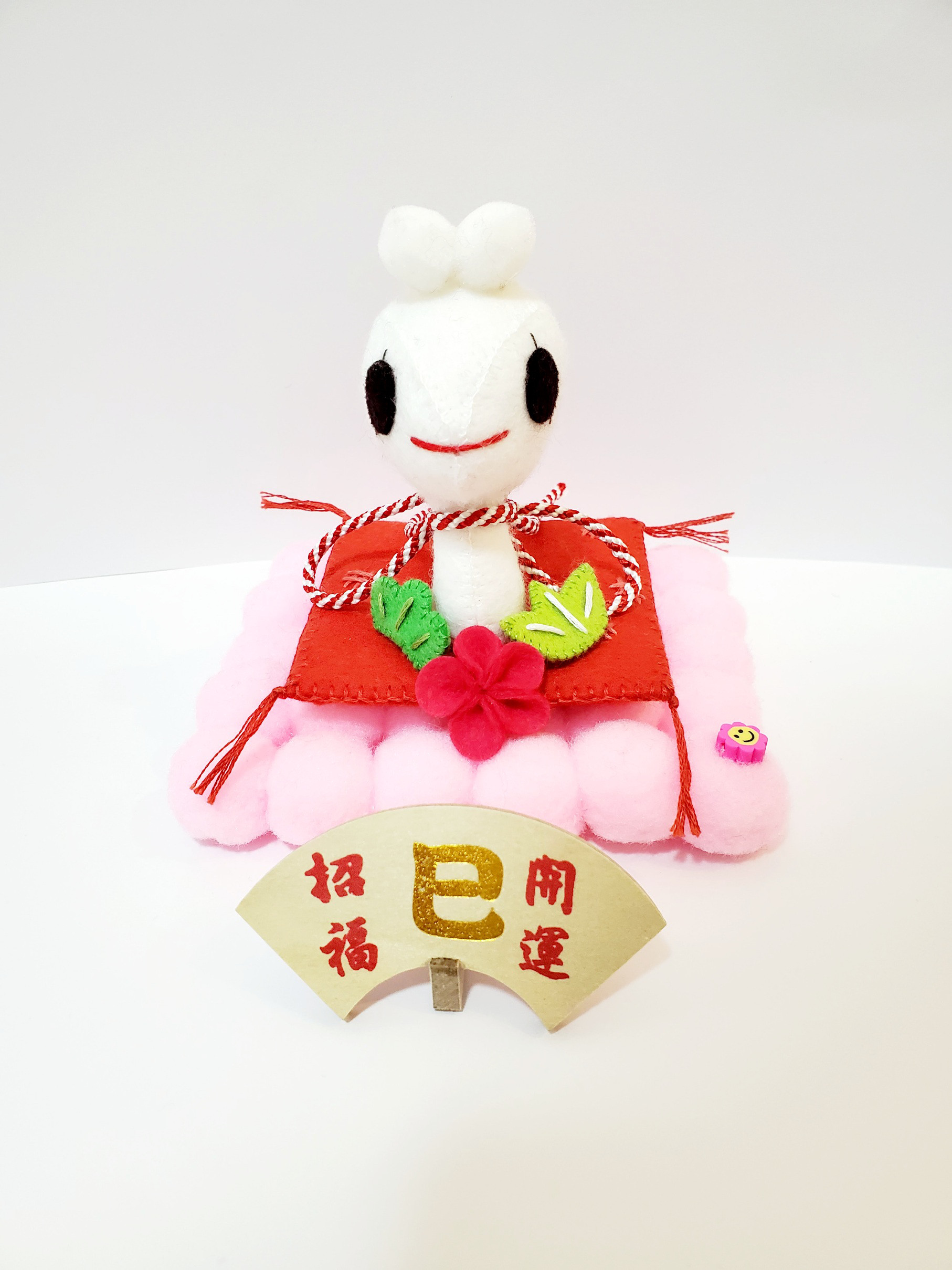 幸福を呼ぶ白へびマスコット〜いちごミルクバージョン〜