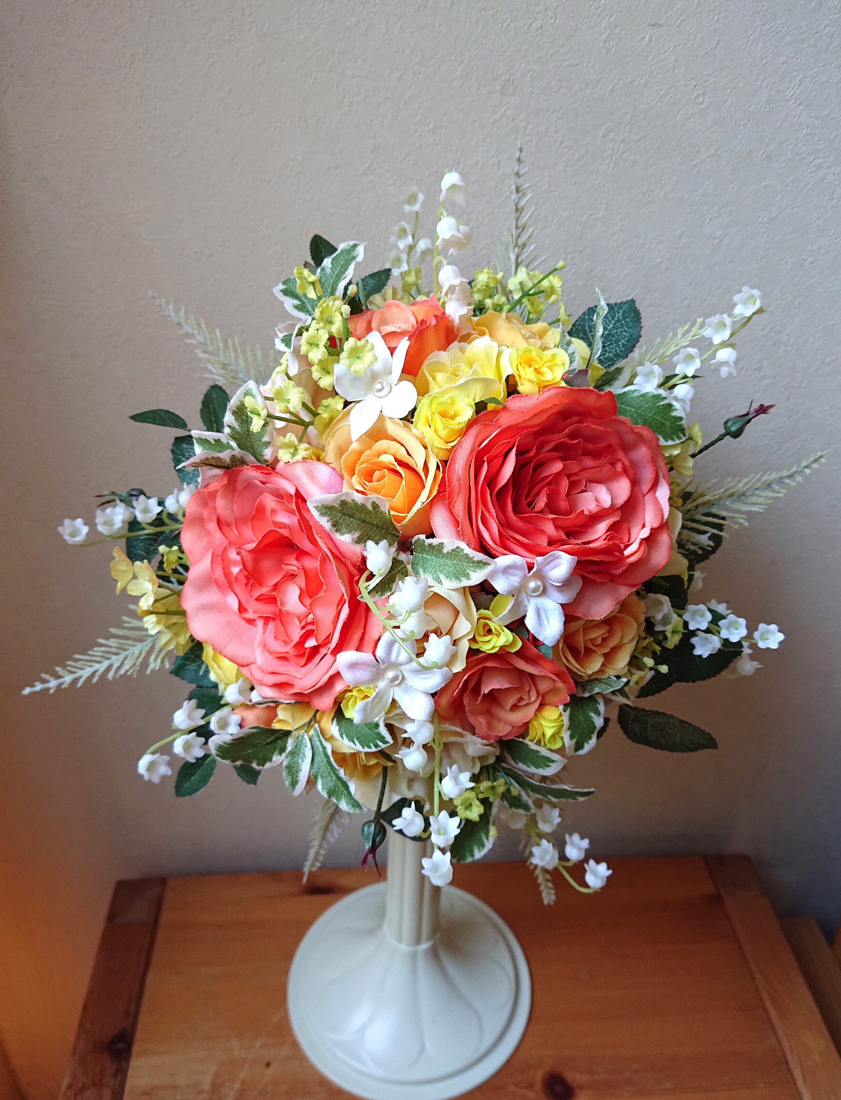 オレンジのラウンドブーケ。大人気♪ブートニア付き♪生花みたいに綺麗な造花です♪高品質なのに安い