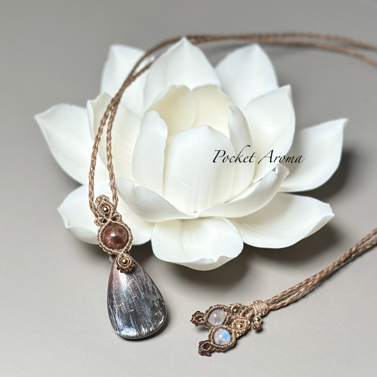 『静燦光』ブラックサンムーンストーンとブラウンカラーサンストーンのマクラメペンダントネックレス