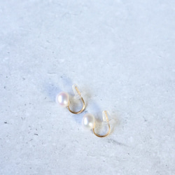【14kgf】扁平淡水珍珠的夾式耳環 第3張的照片