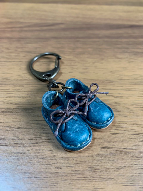 革の靴のキーホルダー・青・かわいい・手縫い・プレゼントにも 1枚目の画像