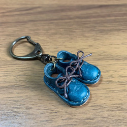 革の靴のキーホルダー・青・かわいい・手縫い・プレゼントにも 4枚目の画像