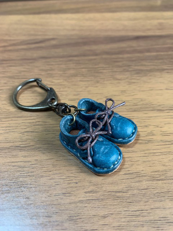 革の靴のキーホルダー・青・かわいい・手縫い・プレゼントにも 4枚目の画像