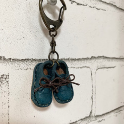 革の靴のキーホルダー・青・かわいい・手縫い・プレゼントにも 3枚目の画像