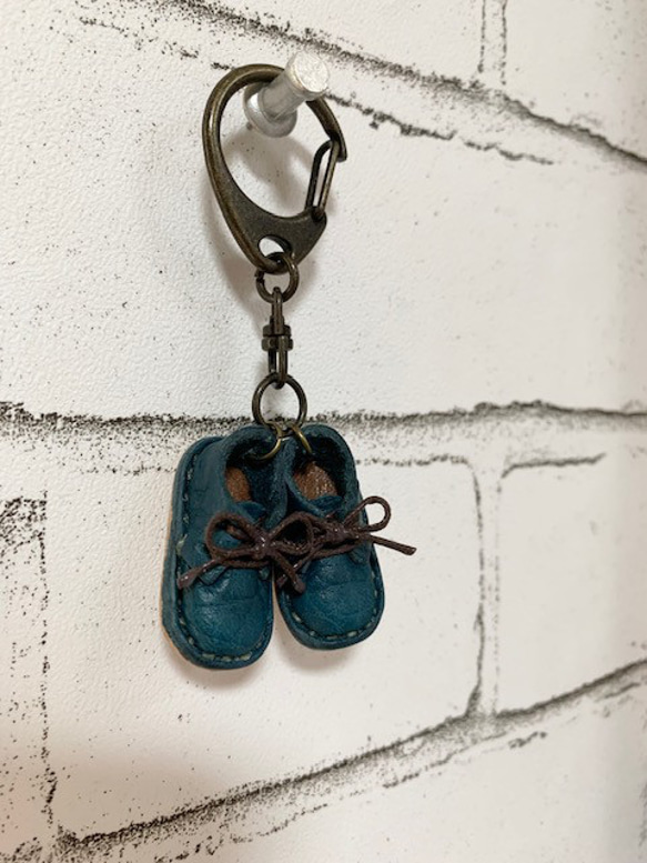 革の靴のキーホルダー・青・かわいい・手縫い・プレゼントにも 3枚目の画像