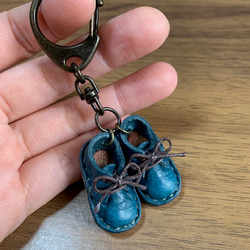 革の靴のキーホルダー・青・かわいい・手縫い・プレゼントにも 2枚目の画像