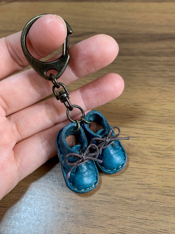 革の靴のキーホルダー・青・かわいい・手縫い・プレゼントにも 2枚目の画像