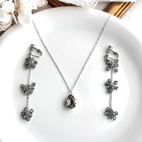 スワロフスキー ブラックダイヤ しずくクリスタルのネックレス