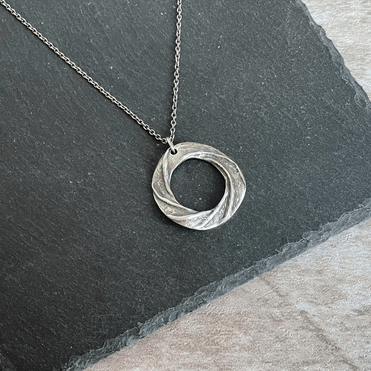 ネックレス マグネット留め具 シルバー 長さ調節 アンティーク 大ぶり アレルギー対応 クリスマス N15-3