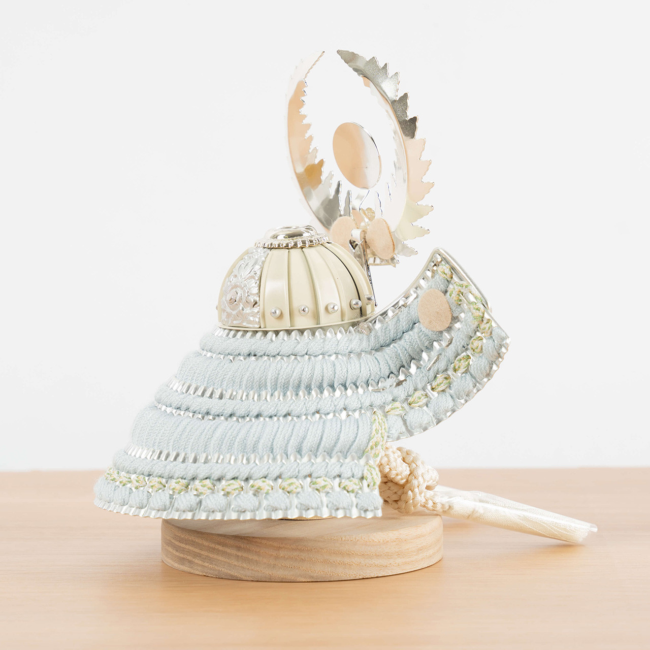 ことのオリジナル兜（5TO-0404）（徳川家康）灯月型飾台　麻の葉｜コンパクトな五月人形｜節句兜