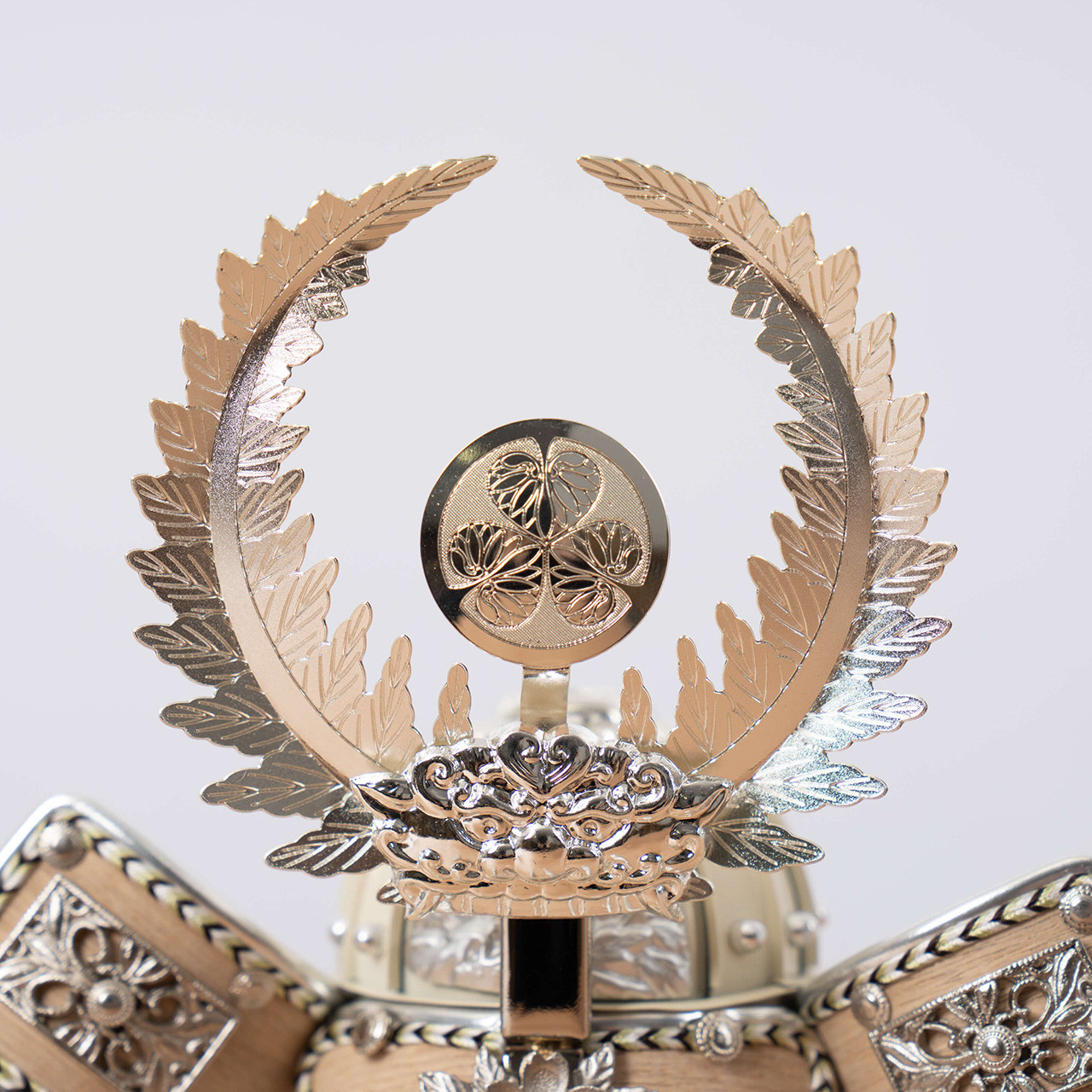 ことのオリジナル兜（5TO-0404）（徳川家康）灯月型飾台　麻の葉｜コンパクトな五月人形｜節句兜