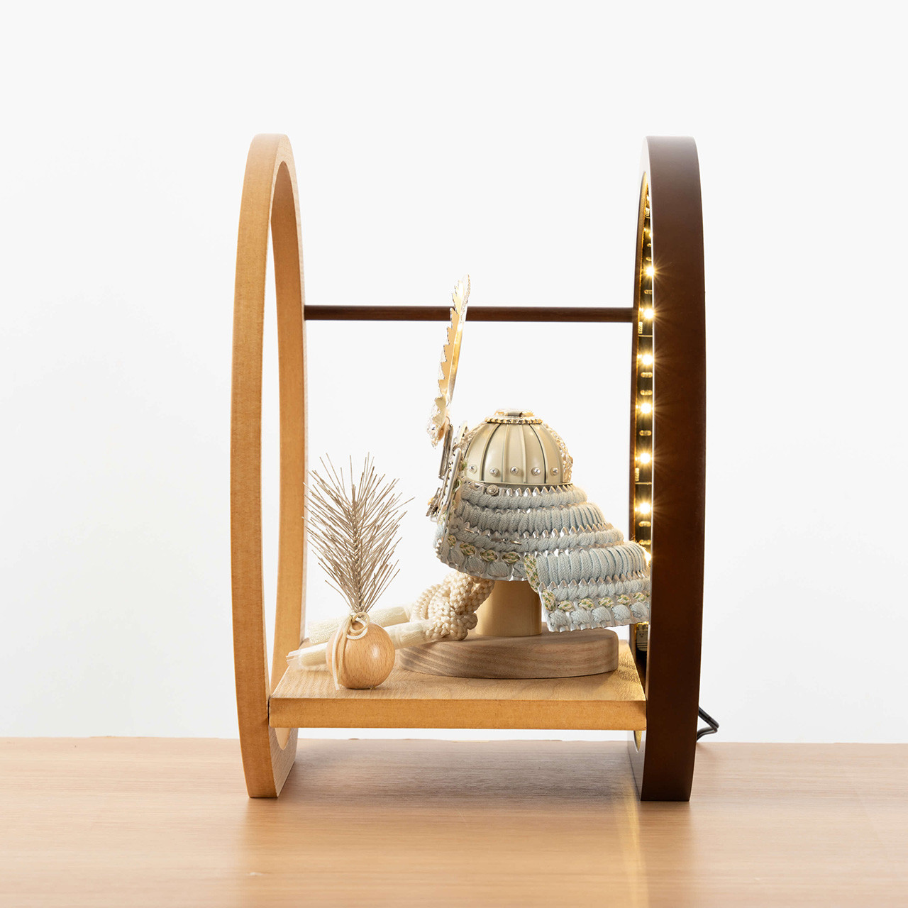 ことのオリジナル兜（5TO-0404）（徳川家康）灯月型飾台　麻の葉｜コンパクトな五月人形｜節句兜