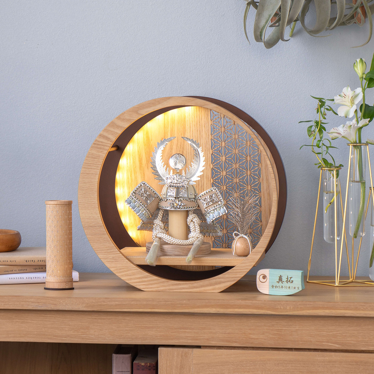 ことのオリジナル兜（5TO-0404）（徳川家康）灯月型飾台　麻の葉｜コンパクトな五月人形｜節句兜