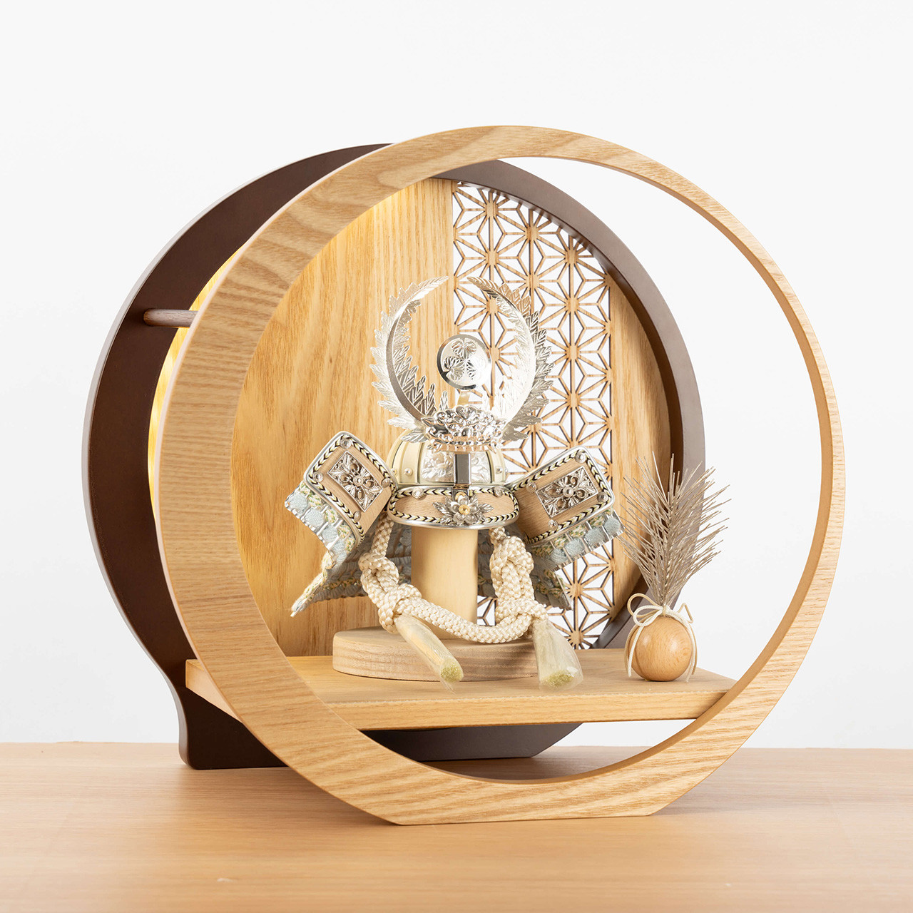 ことのオリジナル兜（5TO-0404）（徳川家康）灯月型飾台　麻の葉｜コンパクトな五月人形｜節句兜