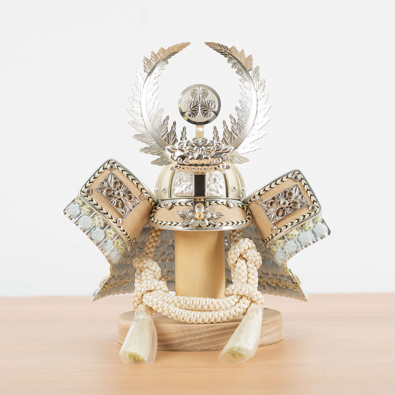 ことのオリジナル兜（5TO-0404）（徳川家康）灯月型飾台　麻の葉｜コンパクトな五月人形｜節句兜