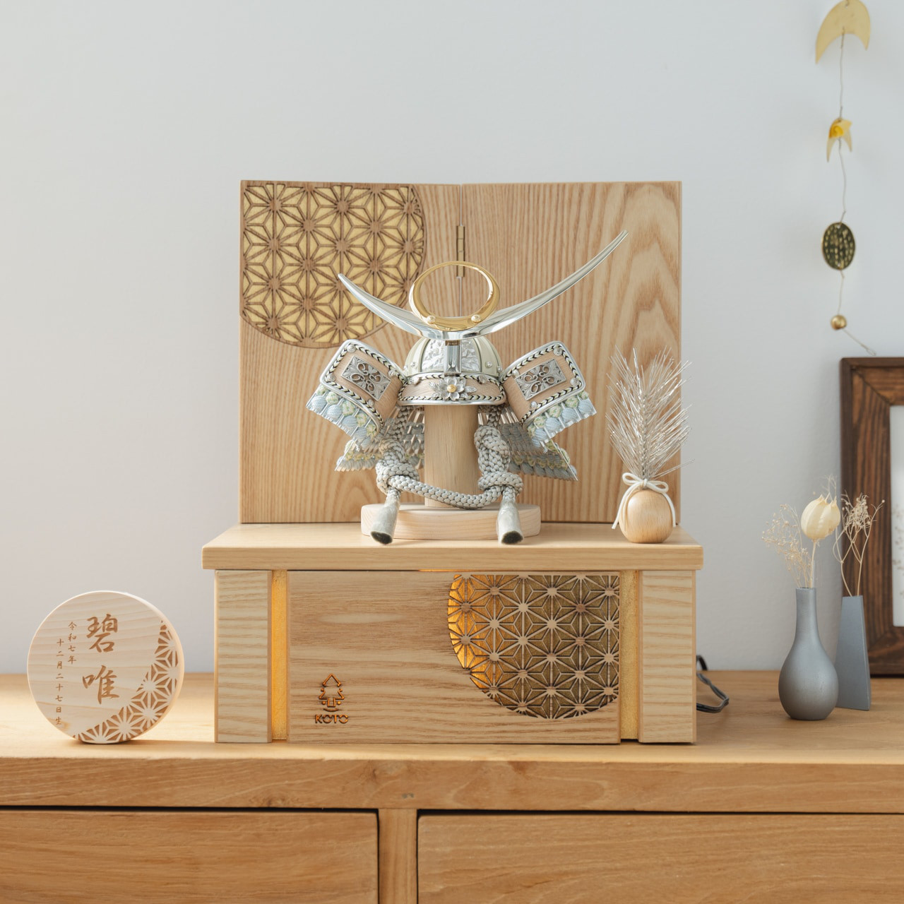 ことのオリジナル兜（5UE-0390）（上杉謙信）灯収納｜円麻の葉N｜コンパクトな五月人形｜節句兜