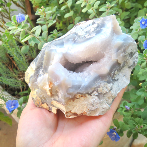 水晶ジオードを内包した瑪瑙（めのう）の鉱物標本／678グラム