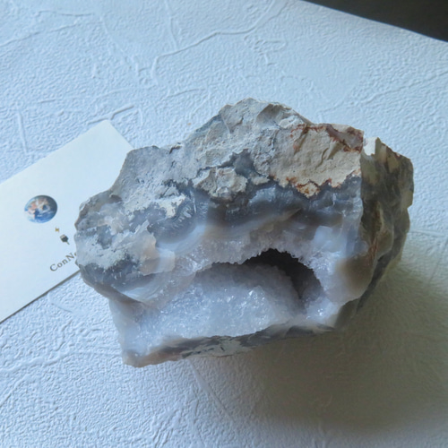 鉱物 瑪瑙 置物 水晶ジオードを内包した瑪瑙（めのう）の鉱物標本／678グラム その他