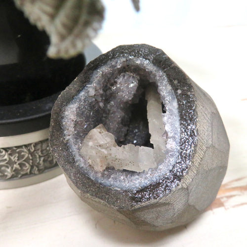 美しい鉱物標本】水晶ジオードとカルサイトの共生石／319グラム その他