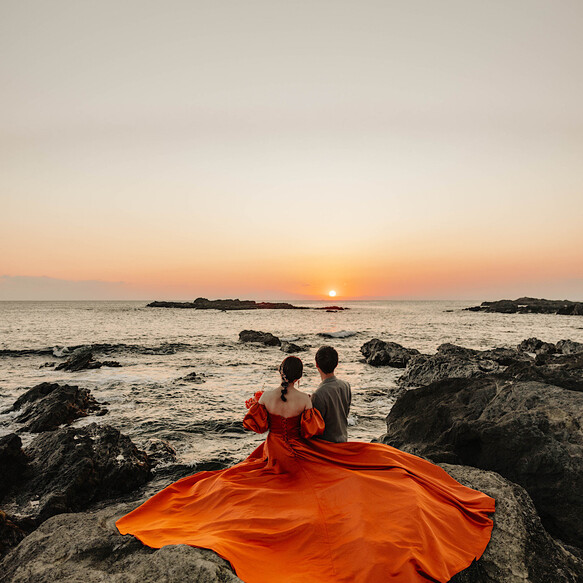 実例写真！パーティードレス 前撮り テラコッタ色 パフスリーブ 編み上げ 光沢サテン ロングドレス ロングトレーン