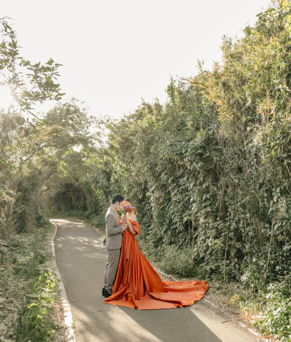 実例写真！パーティードレス 前撮り テラコッタ色 パフスリーブ 編み上げ 光沢サテン ロングドレス ロングトレーン