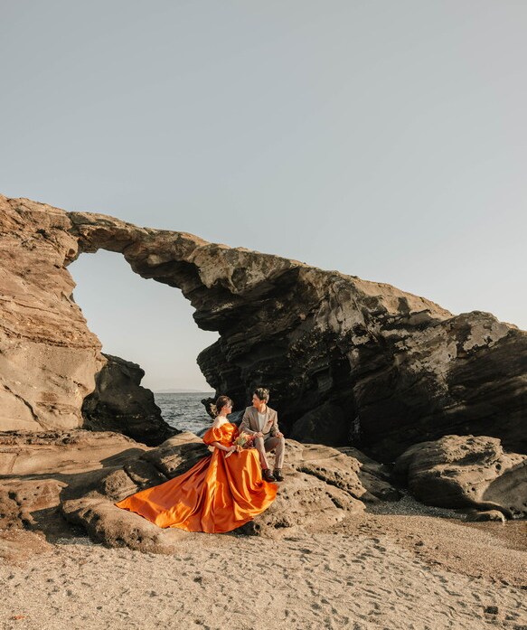 実例写真！パーティードレス 前撮り テラコッタ色 パフスリーブ 編み上げ 光沢サテン ロングドレス ロングトレーン