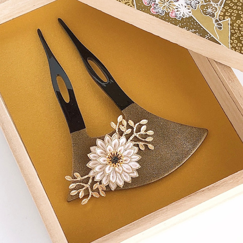 最高級 絹100%】つまみ細工髪飾り バチ型かんざし 扇形二本足簪