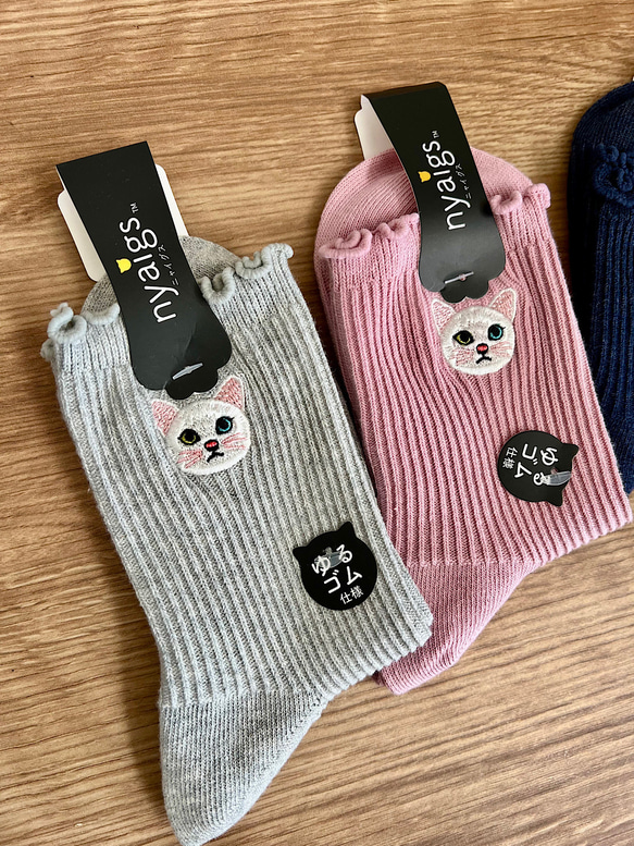 毛並みまで感じるリアル猫さん刺繍の靴下 | オッドアイ白猫 4枚目の画像