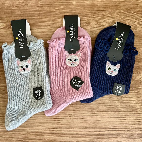 毛並みまで感じるリアル猫さん刺繍の靴下 | オッドアイ白猫 6枚目の画像