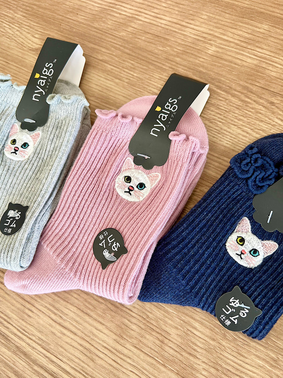毛並みまで感じるリアル猫さん刺繍の靴下 | オッドアイ白猫 1枚目の画像