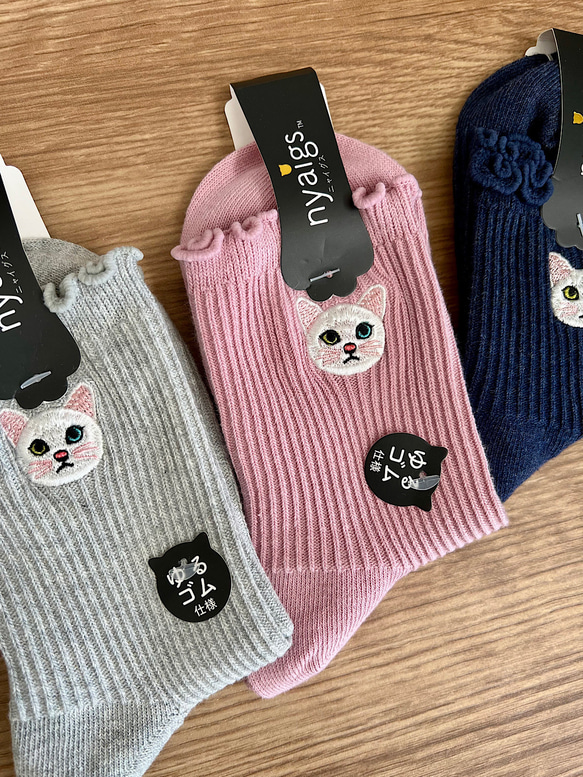 毛並みまで感じるリアル猫さん刺繍の靴下 | オッドアイ白猫 2枚目の画像