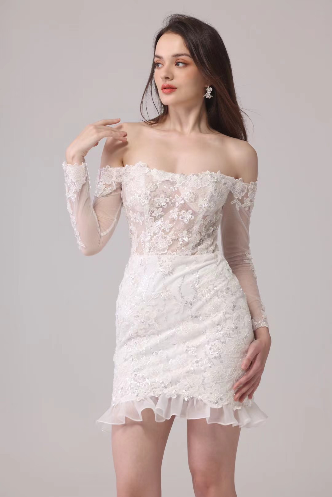 ベストセラー獲得！シンプル　高級サテン　Ｖネック　たっぷりストーン　韓国スタイル　プリンセス　結婚式花嫁披露宴お呼ばれ